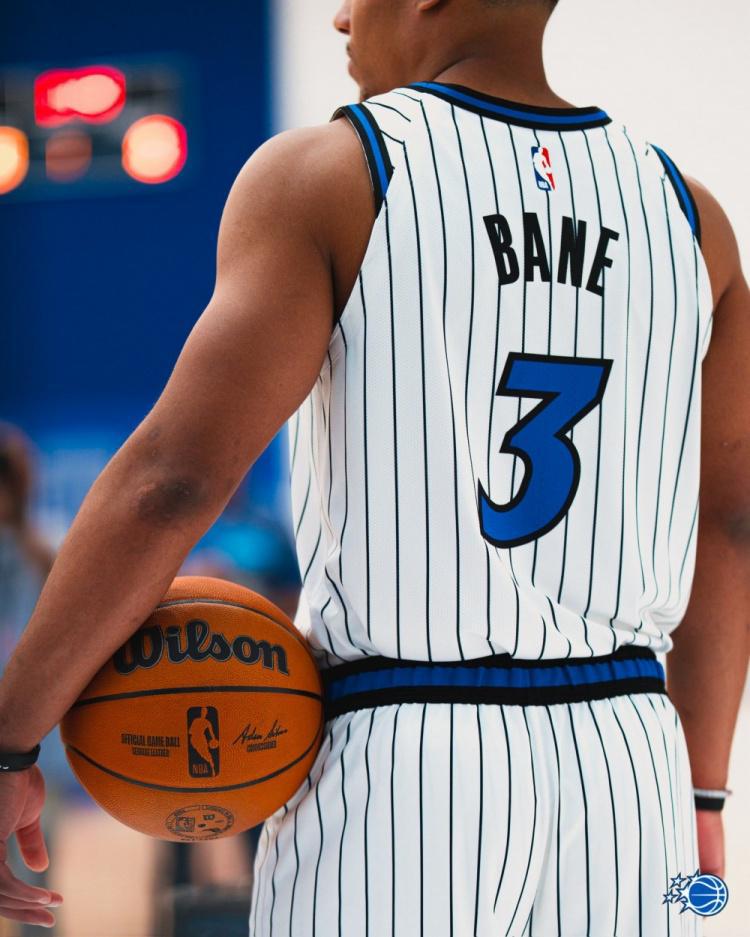 贝恩：灰熊训练馆连窗户都没有像地牢 而魔术有真正的训练馆