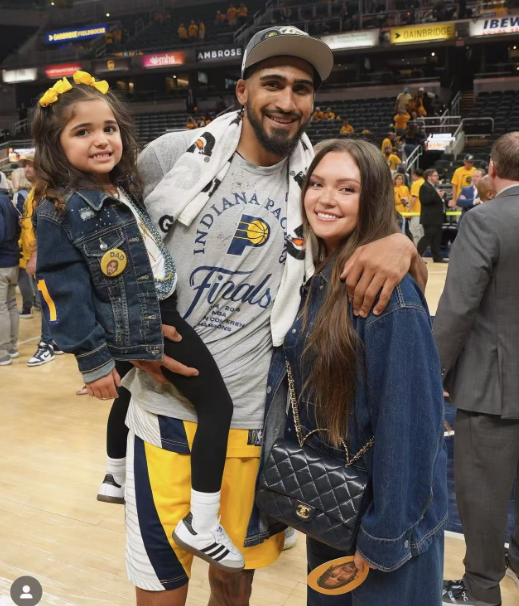 托平和娇妻近照，尼克斯弃将，拿大合同总决赛爆发，妻子很美