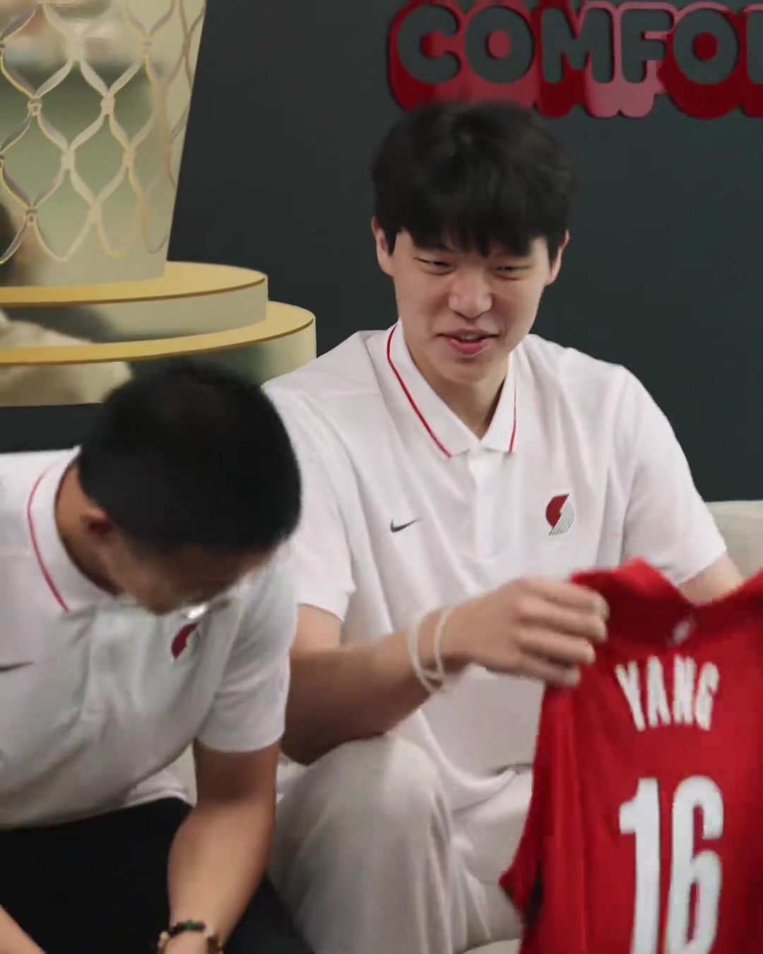 开云入口-😂杨瀚森接过开拓者球衣魔性笑声乐坏美网友：FMVP般的笑声