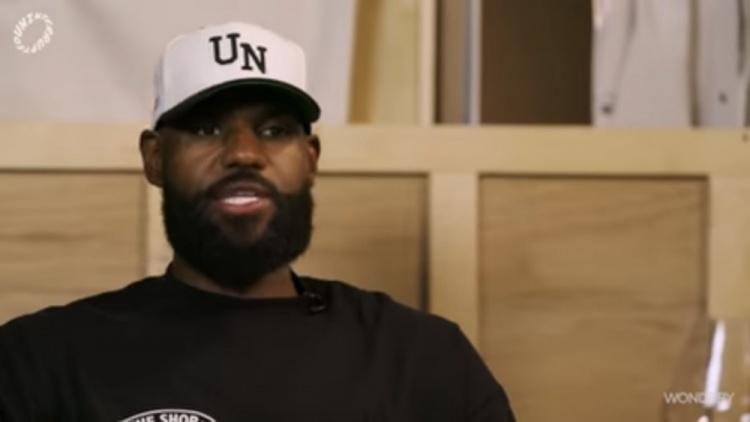 詹姆斯打趣:我等不及和孙子辈举起写我狂砍101分的那张纸了