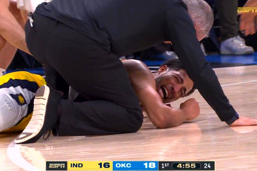 哈利伯顿无对抗受伤：怒锤地板被搀扶离场 恐重蹈KD跟腱断裂悲剧