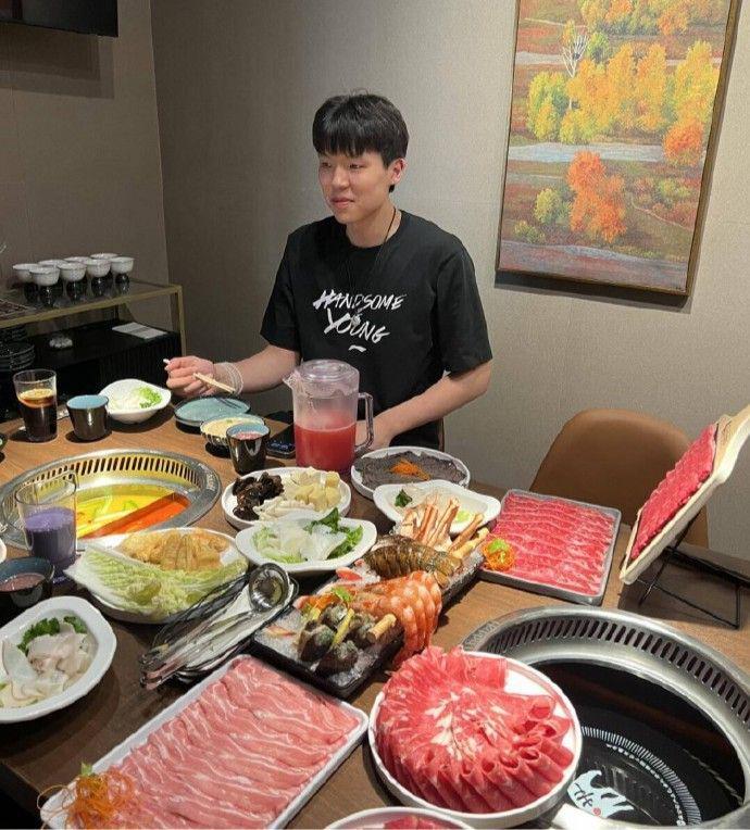 这伙食水平如何？网友晒照在拉斯维加斯饭店偶遇杨瀚森吃火锅