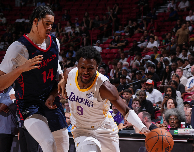 开云在线-詹姆斯观战！湖人决战崩盘负快船 布朗尼17+5+5爆发却送致命失误