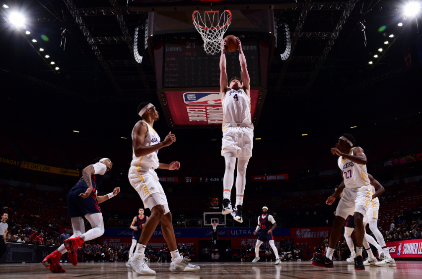 开云在线-詹姆斯观战！湖人决战崩盘负快船 布朗尼17+5+5爆发却送致命失误