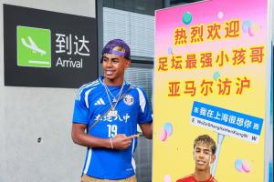 抵达上海！亚马尔身着大连八中球衣，头戴鸭舌帽，现身虹桥机场