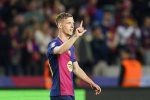 开云娱乐-世体：奥尔莫参观慈善足球青训营，收益将捐给儿童癌症协会