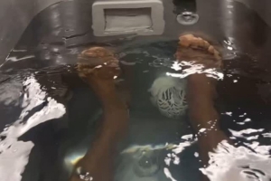 开云在线-保养身体詹姆斯健身房自拍 训练后泡冷水浴促进恢复