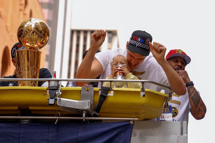 开云娱乐-王朝难建😅7年7队夺冠致敬50年前 SGA小丑库昊字母老詹轮庄🎲