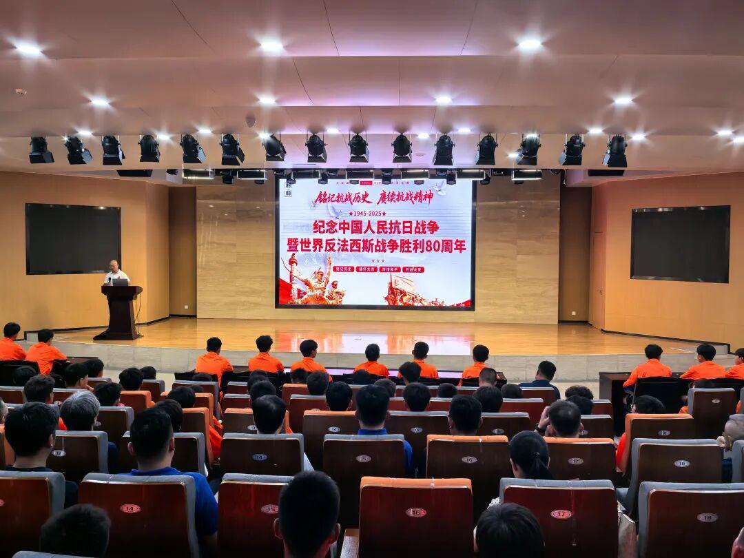 开云APP-铭记抗战历史，赓续抗战精神——泰山足校组织集体观看《百团大战》