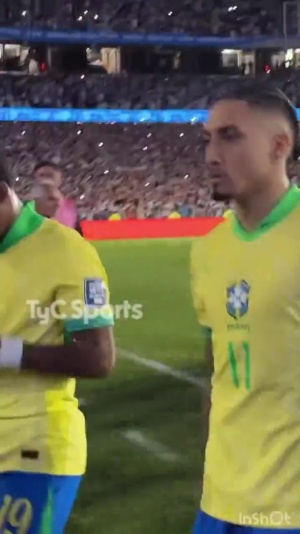 开云-遭阿根廷双杀！赛后拉菲尼亚一言不发离开球场