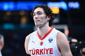 开云APP-土耳其第二得分手！奥斯曼因伤缺席训练 有肿胀和难以承重问题