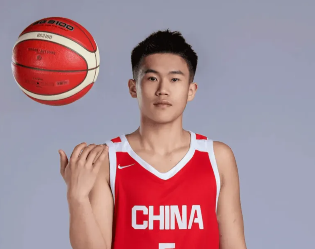 U16大胜新西兰晋级决赛！4人上双，陈昱休稳组织，攻守表现真行！