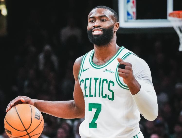 开云官网-布朗30+10+5落选秀5记三分，西亚卡姆空砍32分，绿军复仇步行者