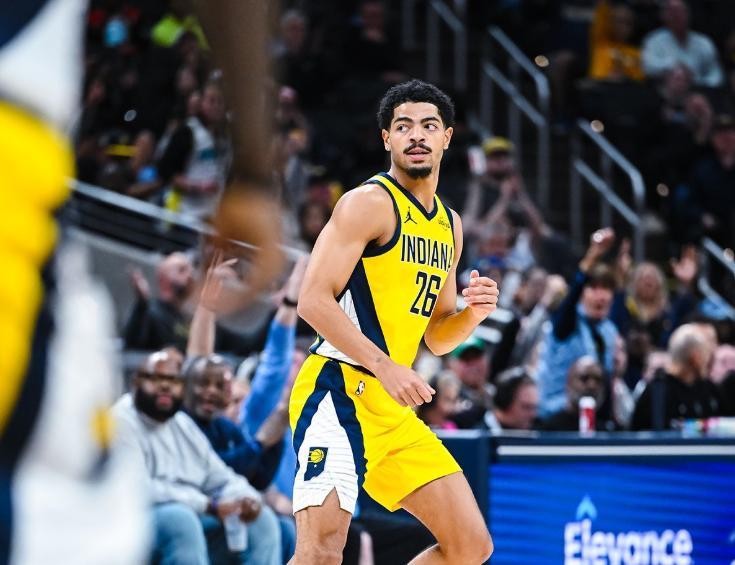 开云官网-布朗30+10+5落选秀5记三分，西亚卡姆空砍32分，绿军复仇步行者