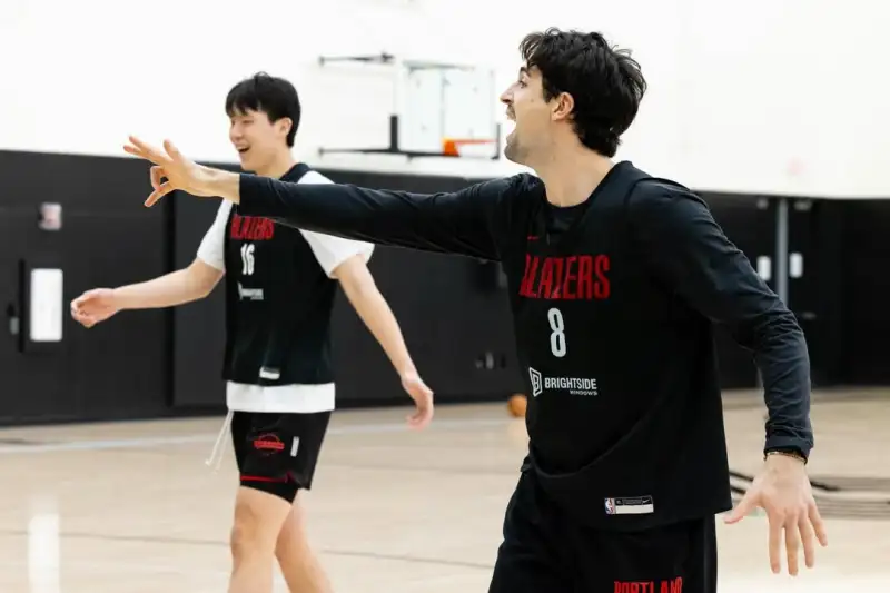 开云在线-开拓者官方晒球员训练照：在训练馆，做着我们热爱的事情