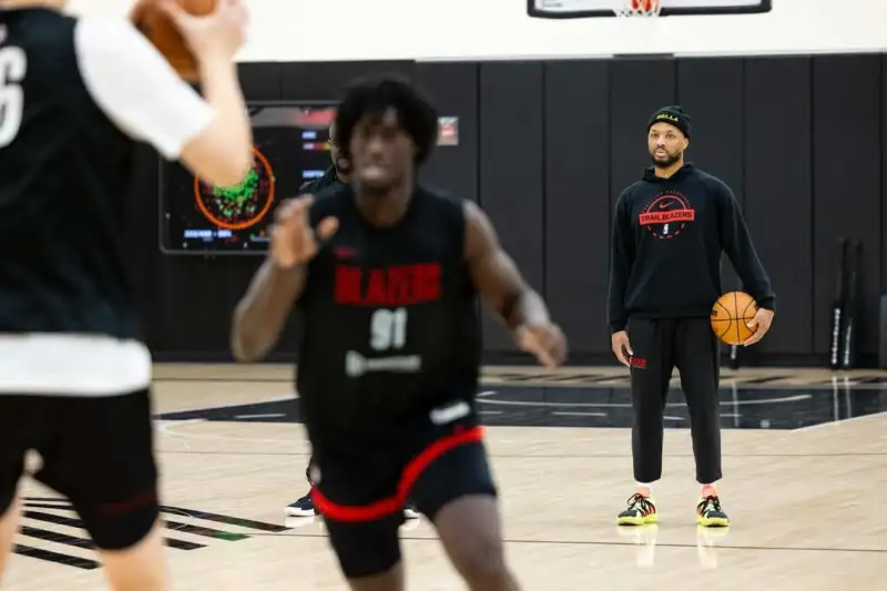 开云在线-开拓者官方晒球员训练照：在训练馆，做着我们热爱的事情