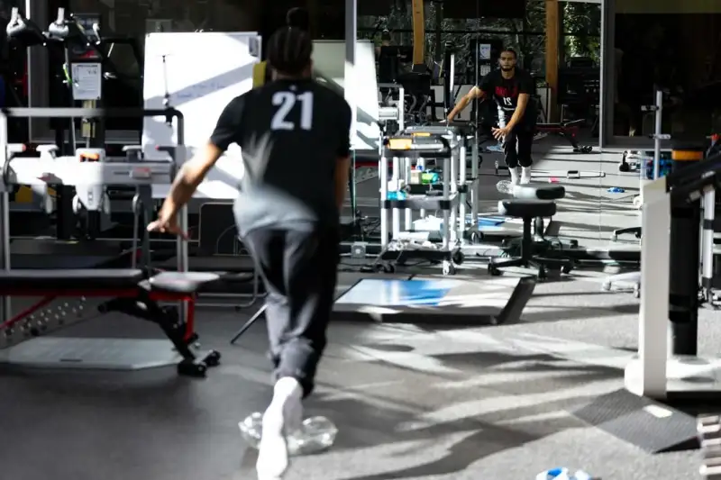 开云在线-开拓者官方晒球员训练照：在训练馆，做着我们热爱的事情