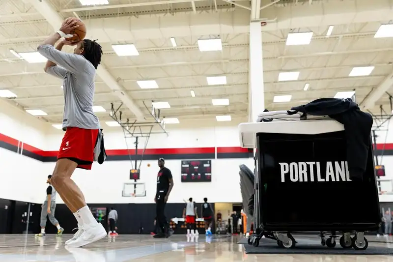 开云在线-开拓者官方晒球员训练照：在训练馆，做着我们热爱的事情