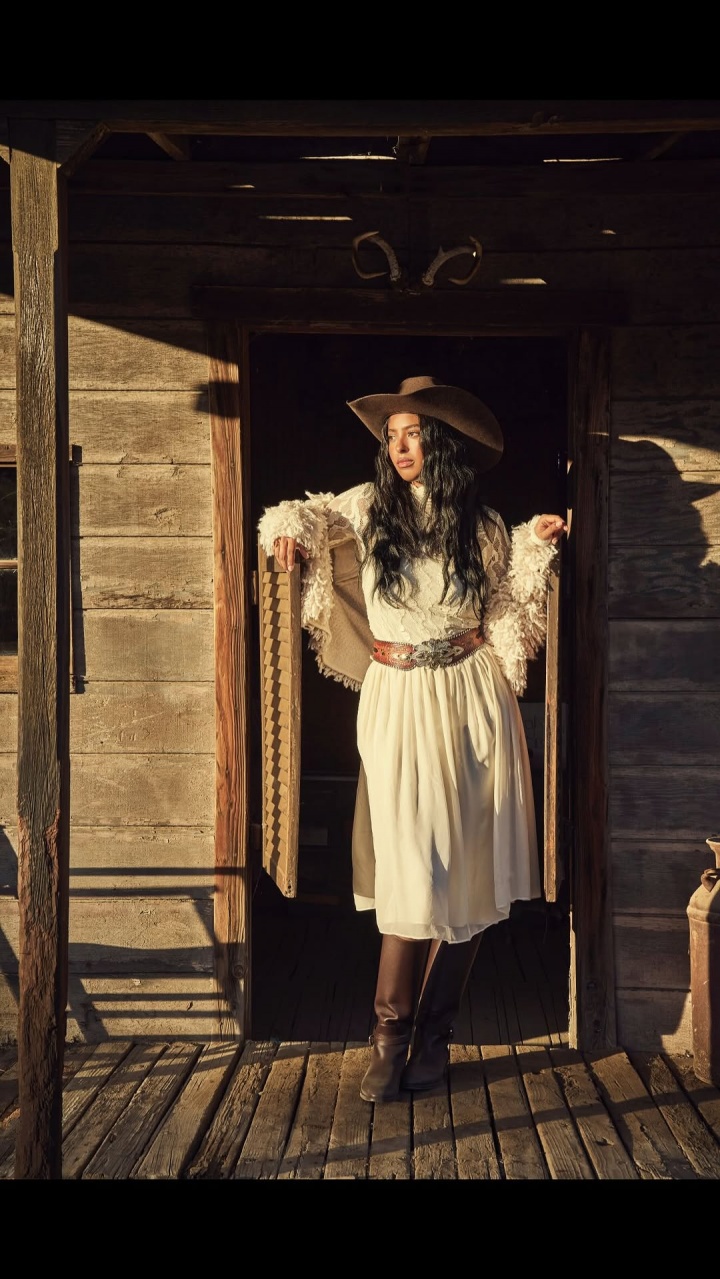 开云娱乐-🤠牛仔风！瓦妮莎晒全家福祝福大家马年快乐🐎