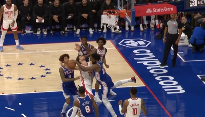 开云在线-是个好防守！申京篮下强打恩比德造犯规 76人挑战成功