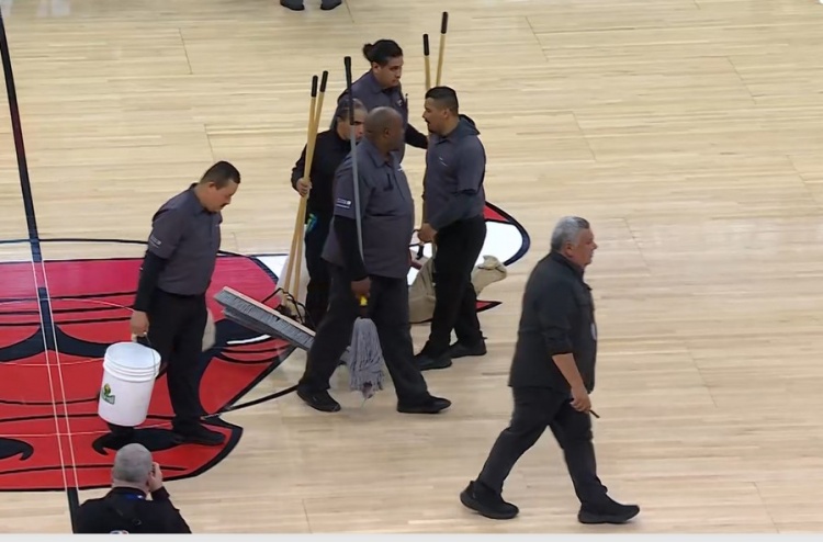 开云娱乐-9点比赛至今还没跳球！你觉得热火VS公牛的比赛还能进行吗？