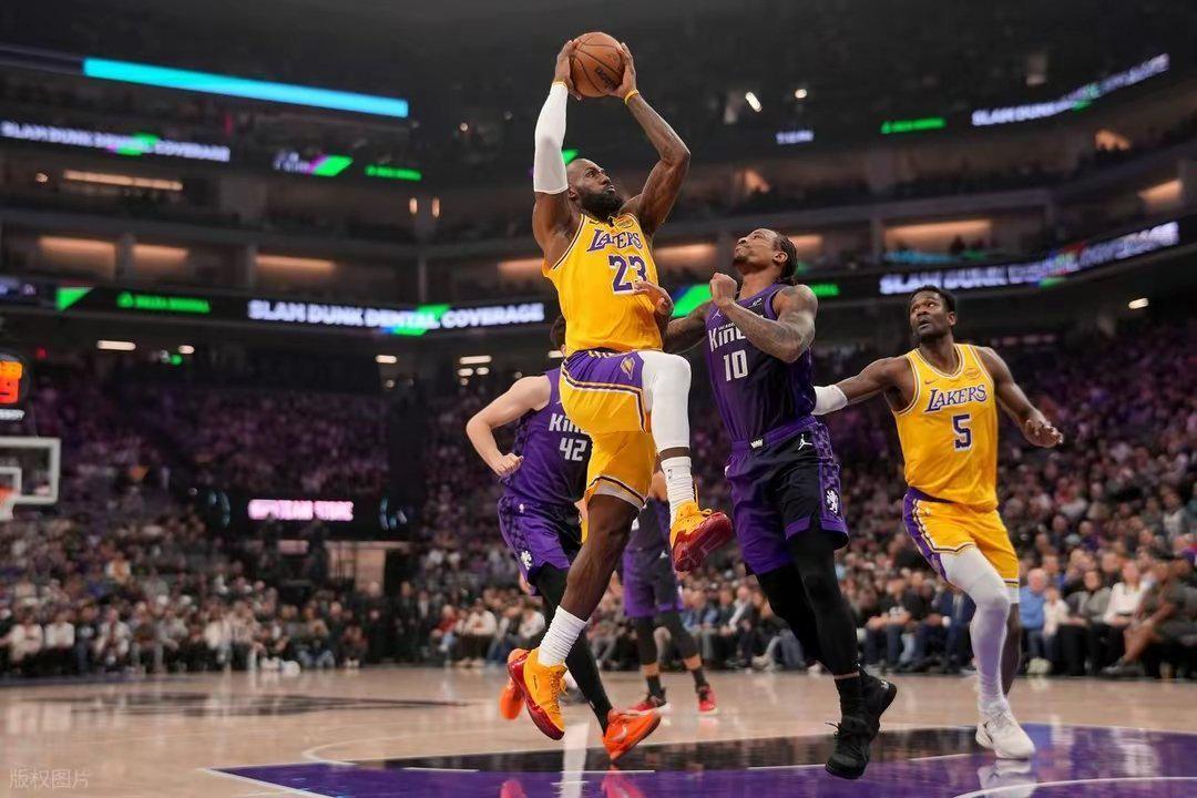 输国王遭3连败！雷迪克自负决策毁了湖人，彻底废了东詹的1大能力