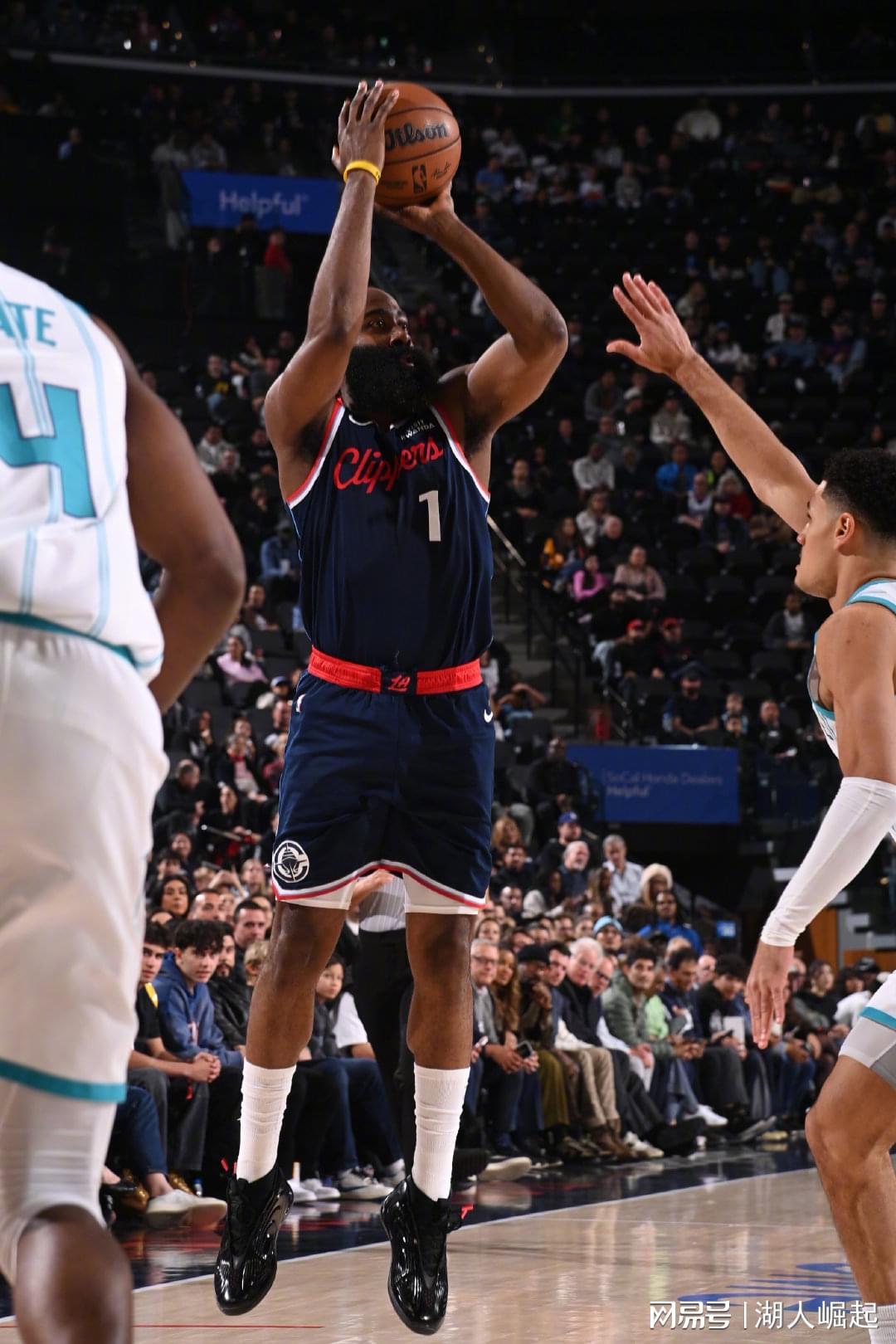 开云在线-莱纳德35+5快船击败黄蜂3连胜，哈登32+4+10鲍尔25+9+5