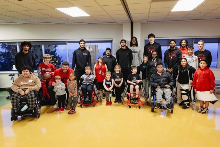 开云入口-心有大爱🧡！开拓者前往儿童机构开展慈善活动 杨瀚森随队亮相