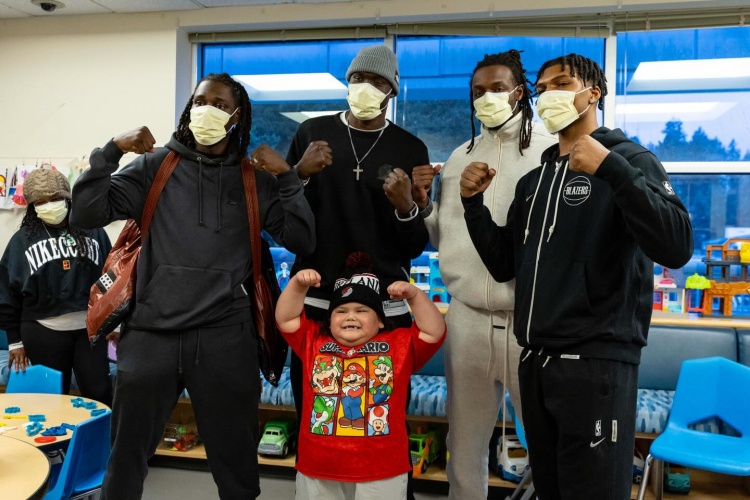 开云入口-心有大爱🧡！开拓者前往儿童机构开展慈善活动 杨瀚森随队亮相