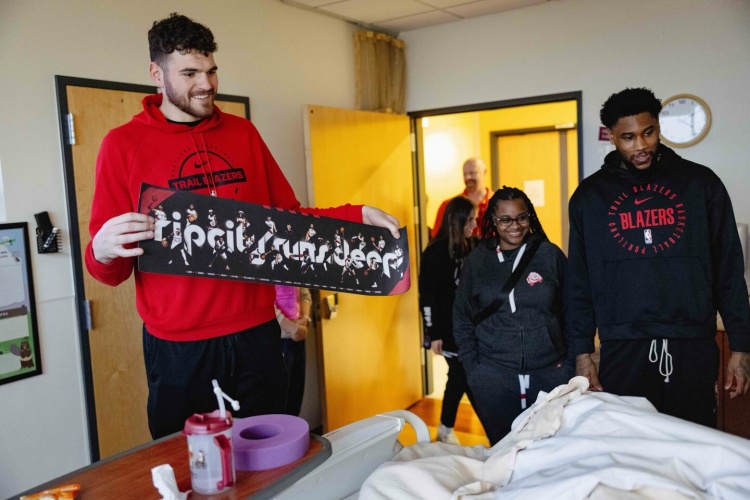 开云入口-心有大爱🧡！开拓者前往儿童机构开展慈善活动 杨瀚森随队亮相