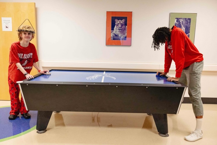 开云入口-心有大爱🧡！开拓者前往儿童机构开展慈善活动 杨瀚森随队亮相