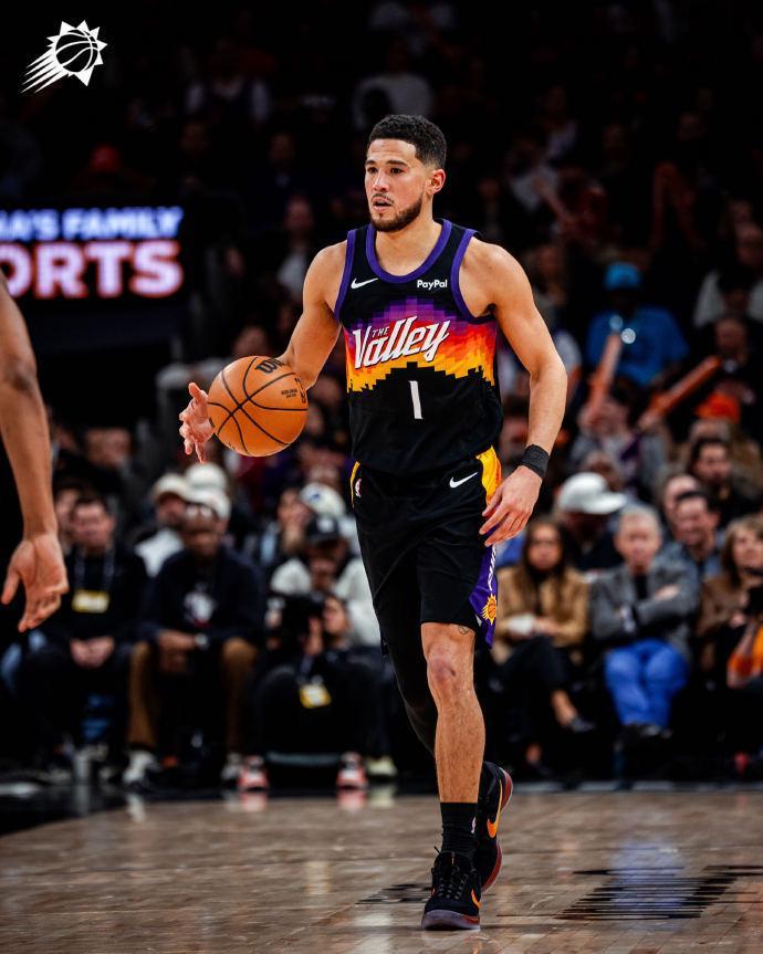 开云在线-绿军躺回东部第二!布克31+8太阳险胜尼克斯 狄龙27分布伦森27分