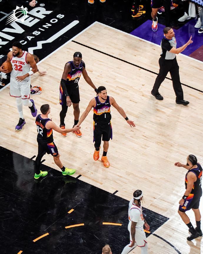 开云在线-绿军躺回东部第二!布克31+8太阳险胜尼克斯 狄龙27分布伦森27分