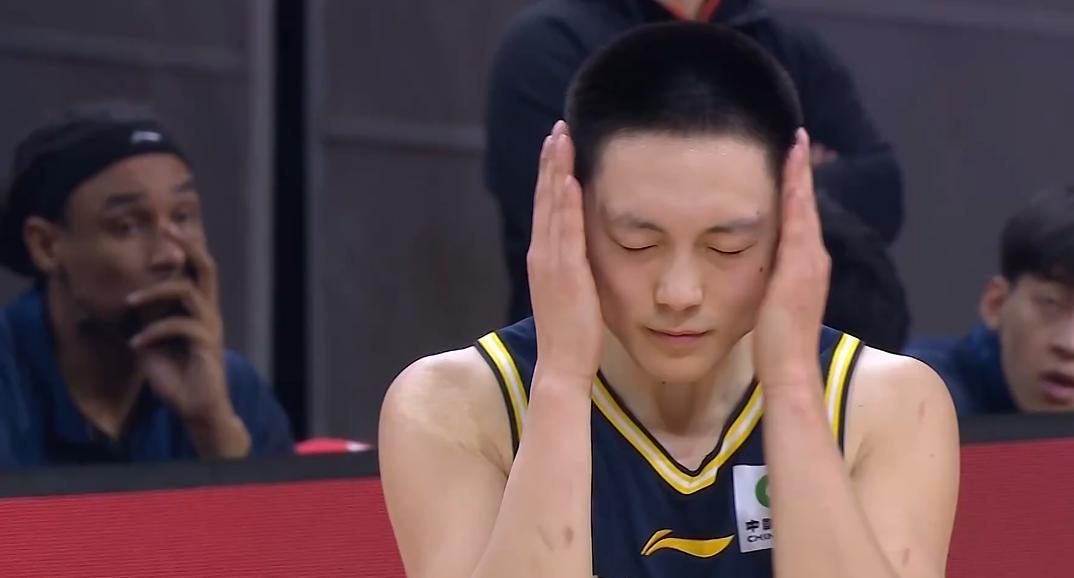 开云在线-菜鸡互啄！鬼才杜锋奇葩怪阵激活胡明轩，末节导演20-7逆转天津