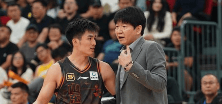 开云-山东男篮险胜江苏邱彪再次恶心球迷：两嫡系球员光腚推磨转圈丢人