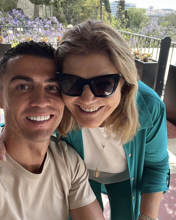 开云官网-马卡：C罗母亲有着自己的事业，自传大获成功，经营餐厅、酒庄